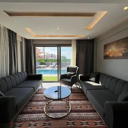 Oezel Havuzlu Ruezgar Villa Kusadasi