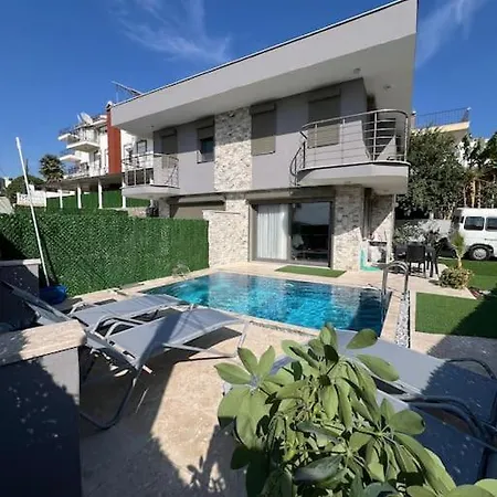 Oezel Havuzlu Ruezgar Villa