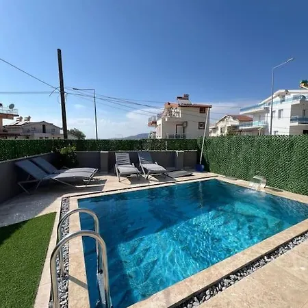 Oezel Havuzlu Ruezgar Villa