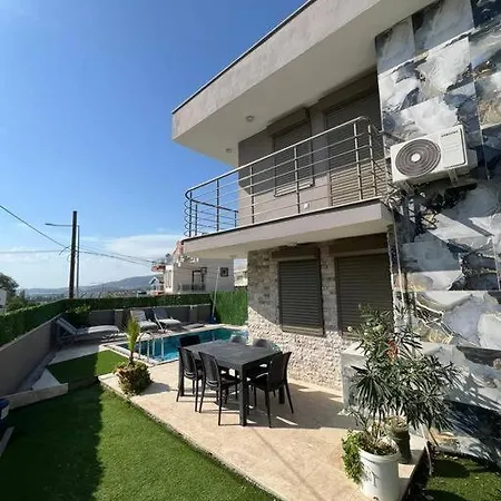 Oezel Havuzlu Ruezgar Kusadasi