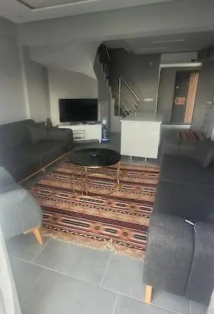Oezel Havuzlu Ruezgar Kusadasi